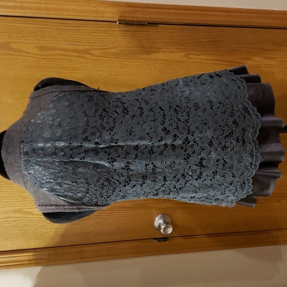 Moth grey lace back sleeveless mock neck top - Picture 4 of 8